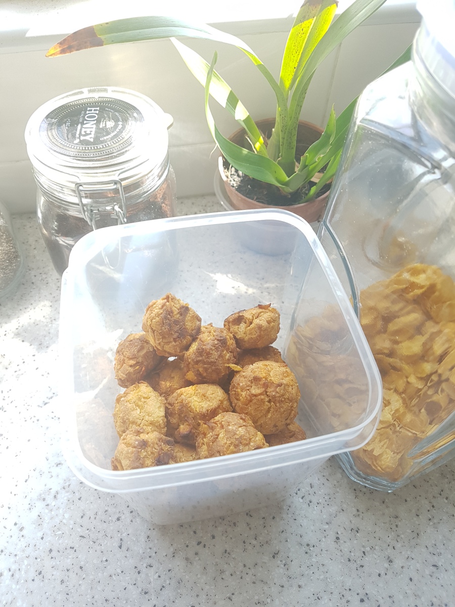 4 reasons why we should bake cornflakes biscuits with kids while staying at home